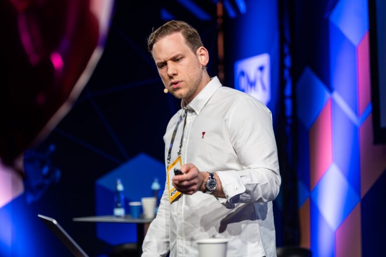 Tobias Dziuba bei einem Vortrag auf der OMR