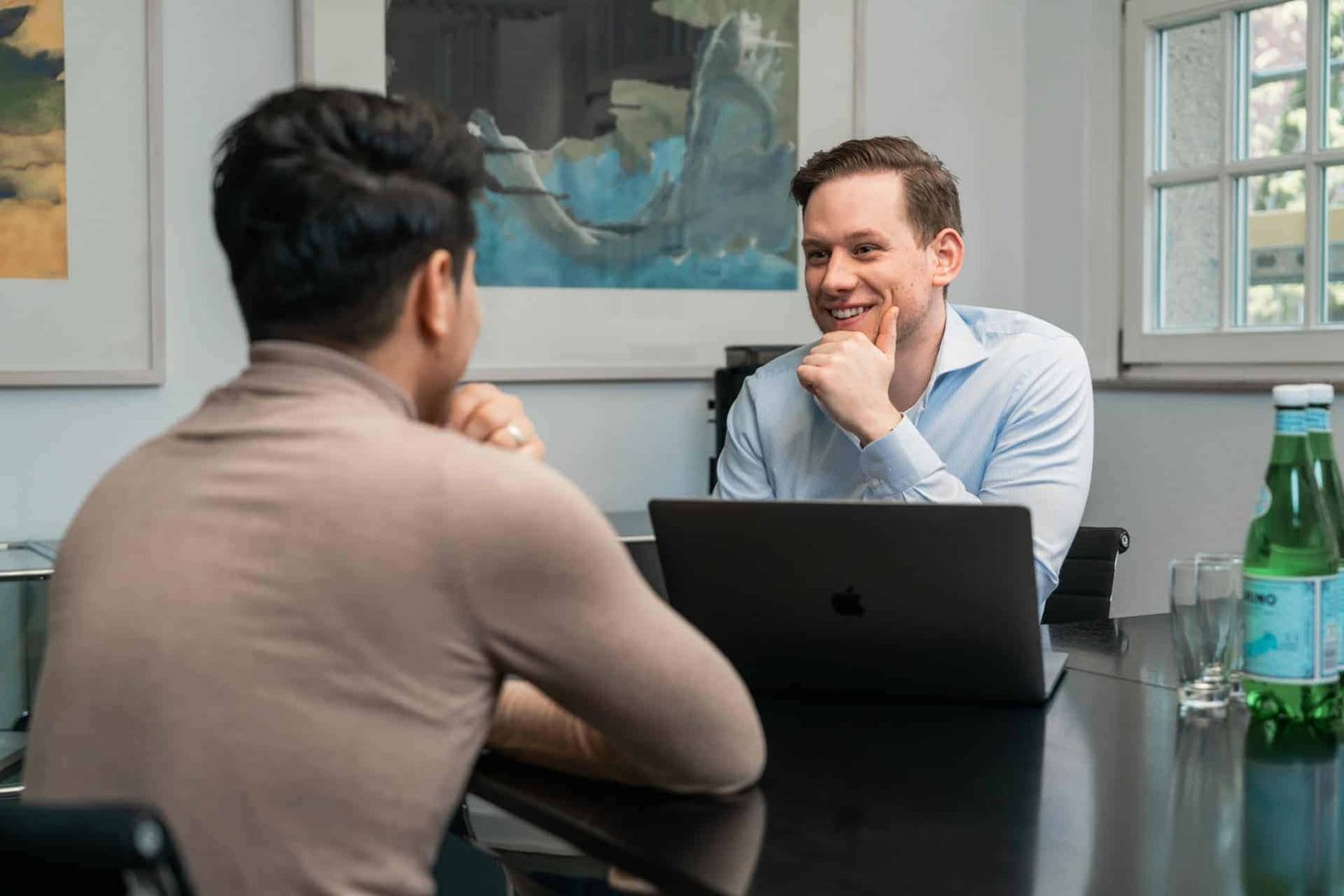 Gespräch am Besprechungstisch im Büro