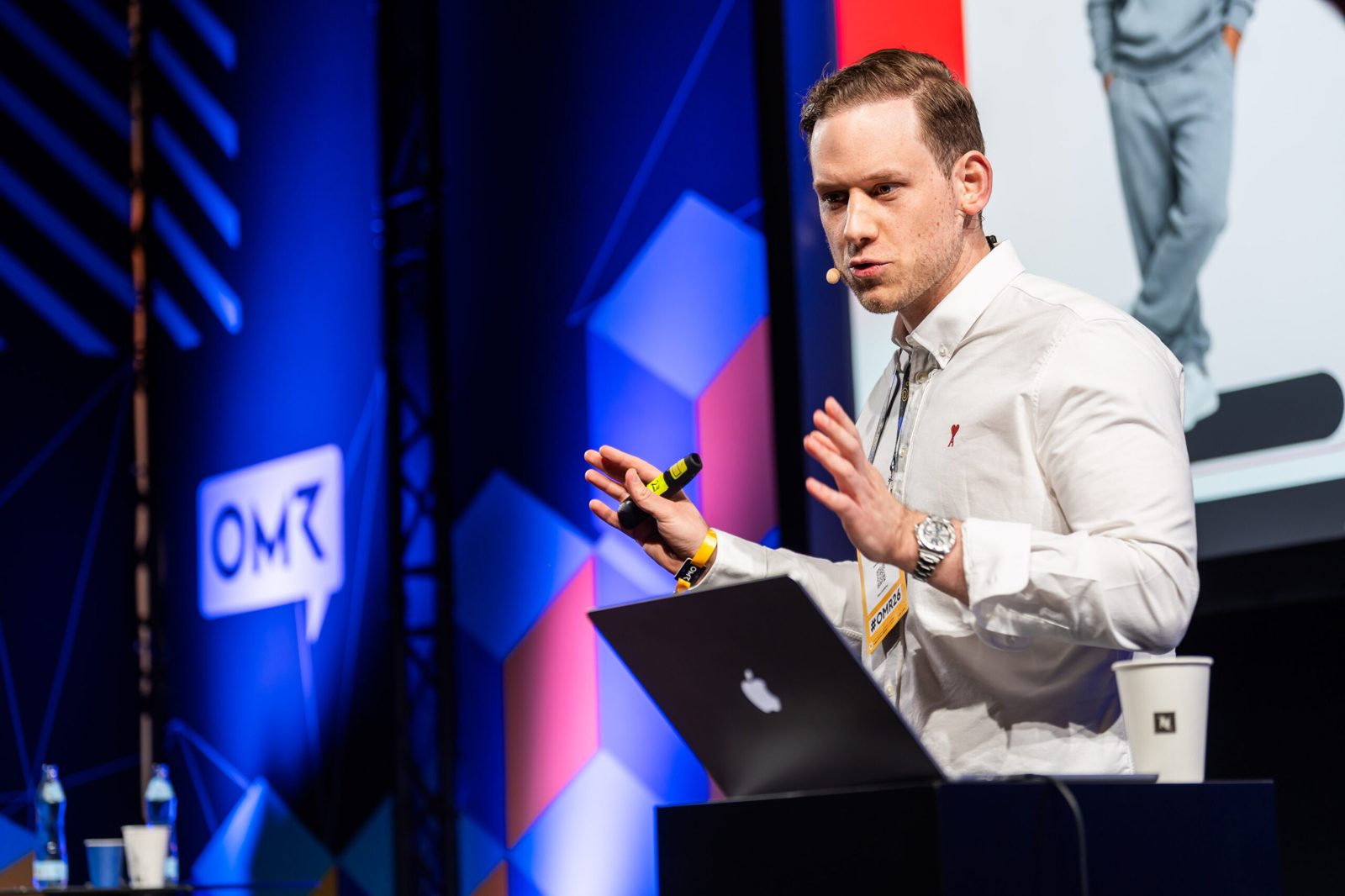 Tobias Dziuba bei einem Vortrag auf der OMR