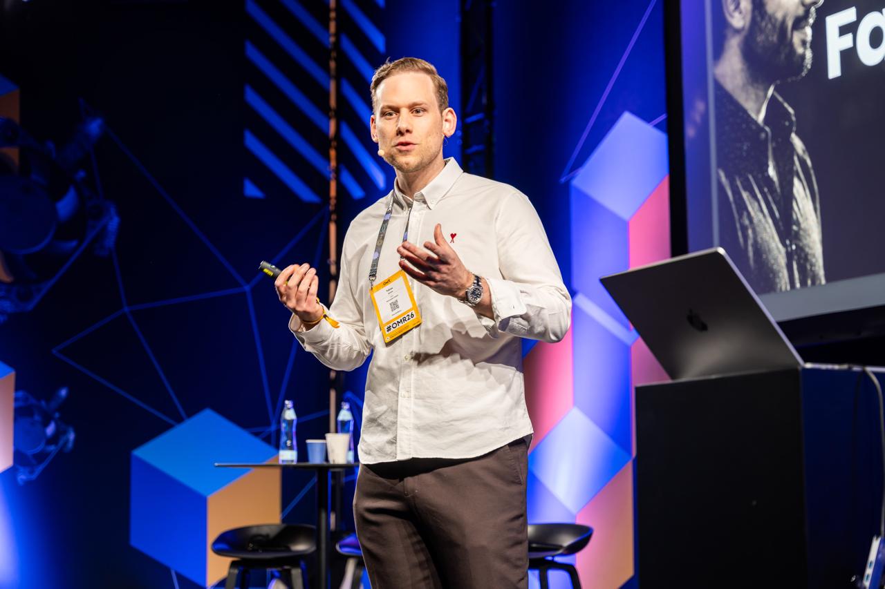 Tobias Dziuba hält einen Vortrag auf der OMR 2026